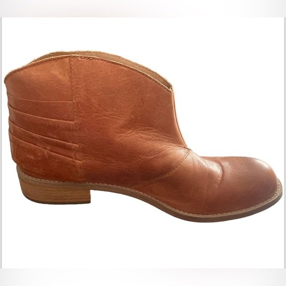 Leather made in Brazil pull on booties - Picture 4 of 7